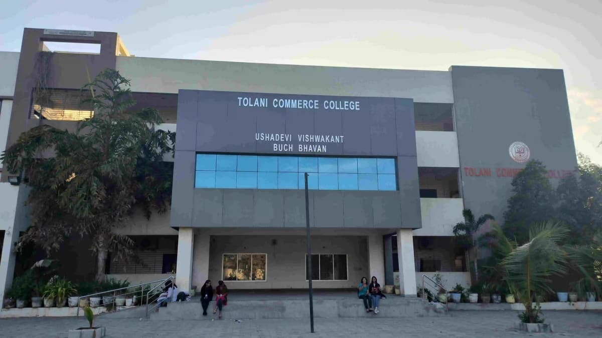 Tolani Commerce College-gallery-image-3