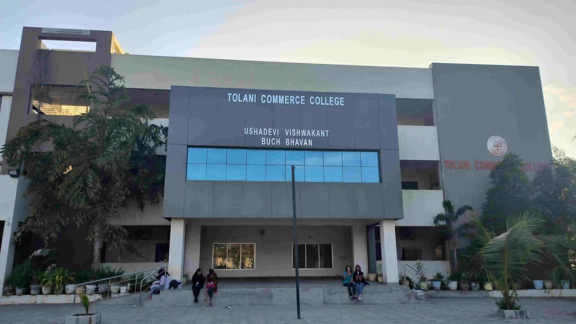 Tolani Commerce College-image