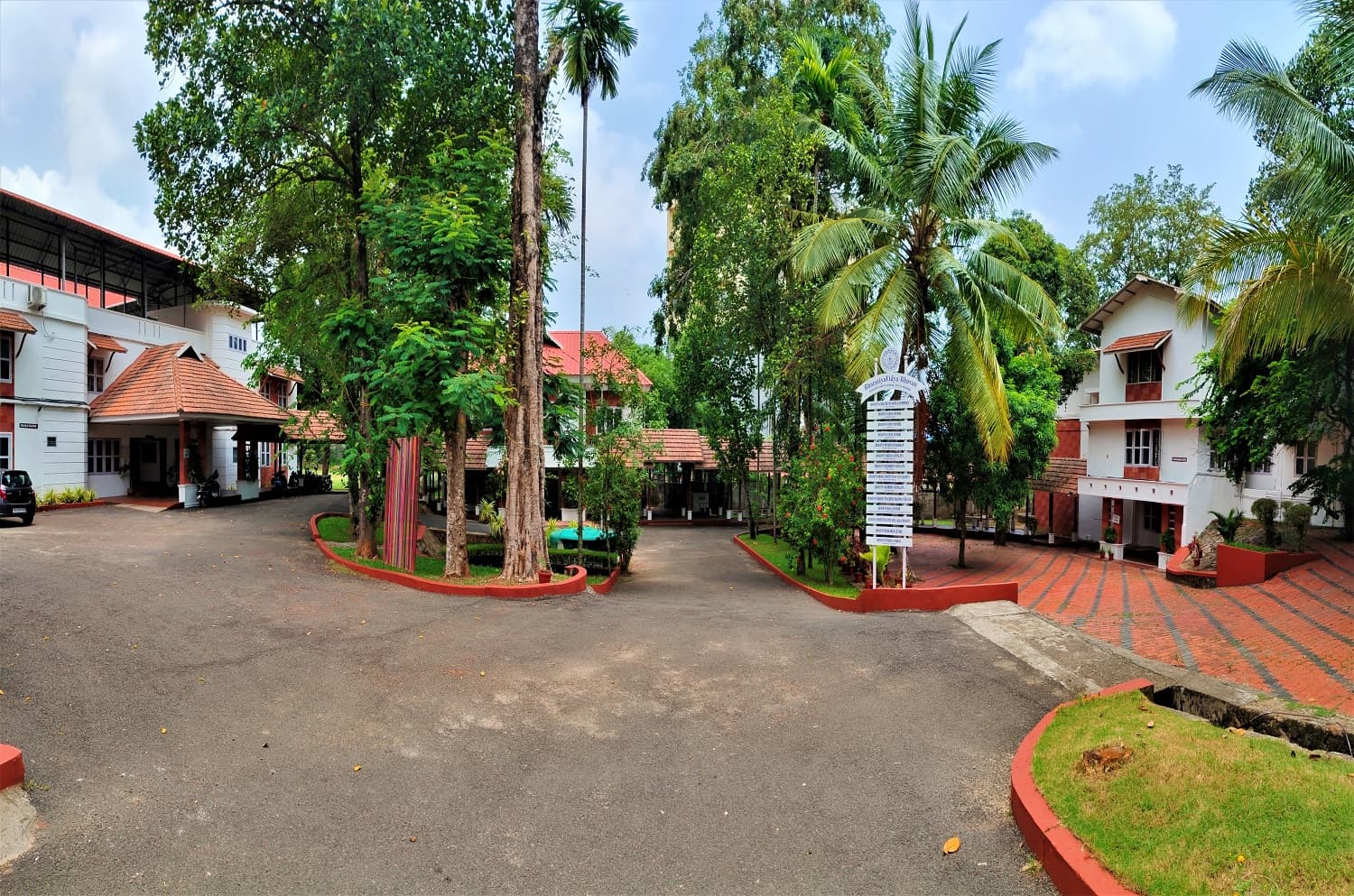 Bhavan's College Of Arts and Commerce-image