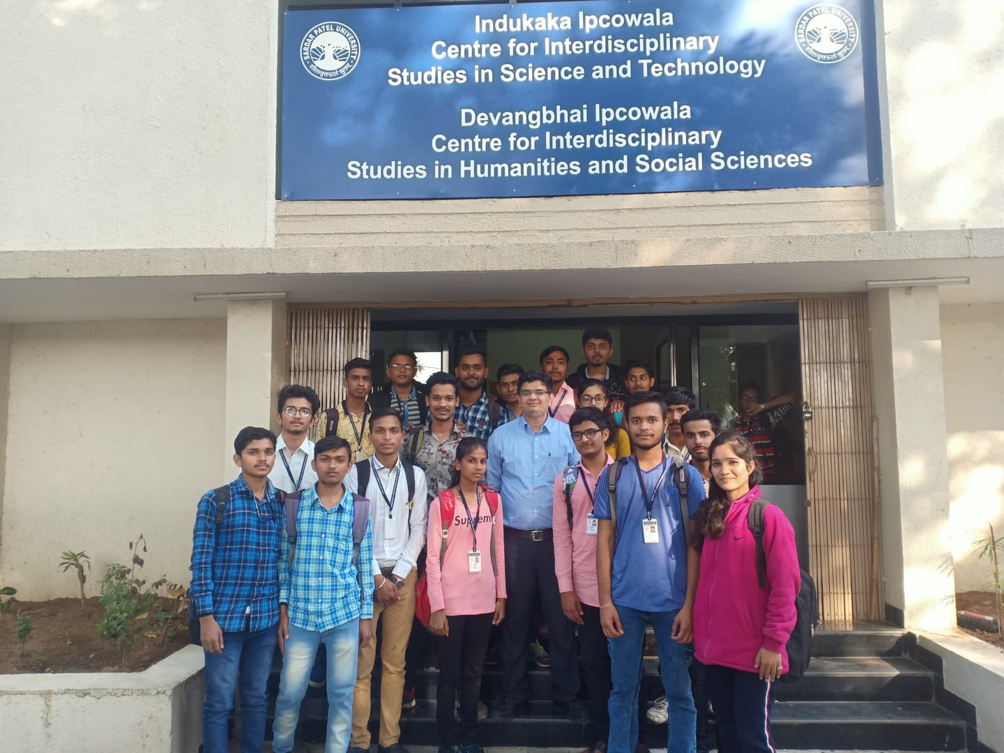 Bhavan's Shri IL Pandya Arts Sci & Jashodabahen Shah Commerce College logo