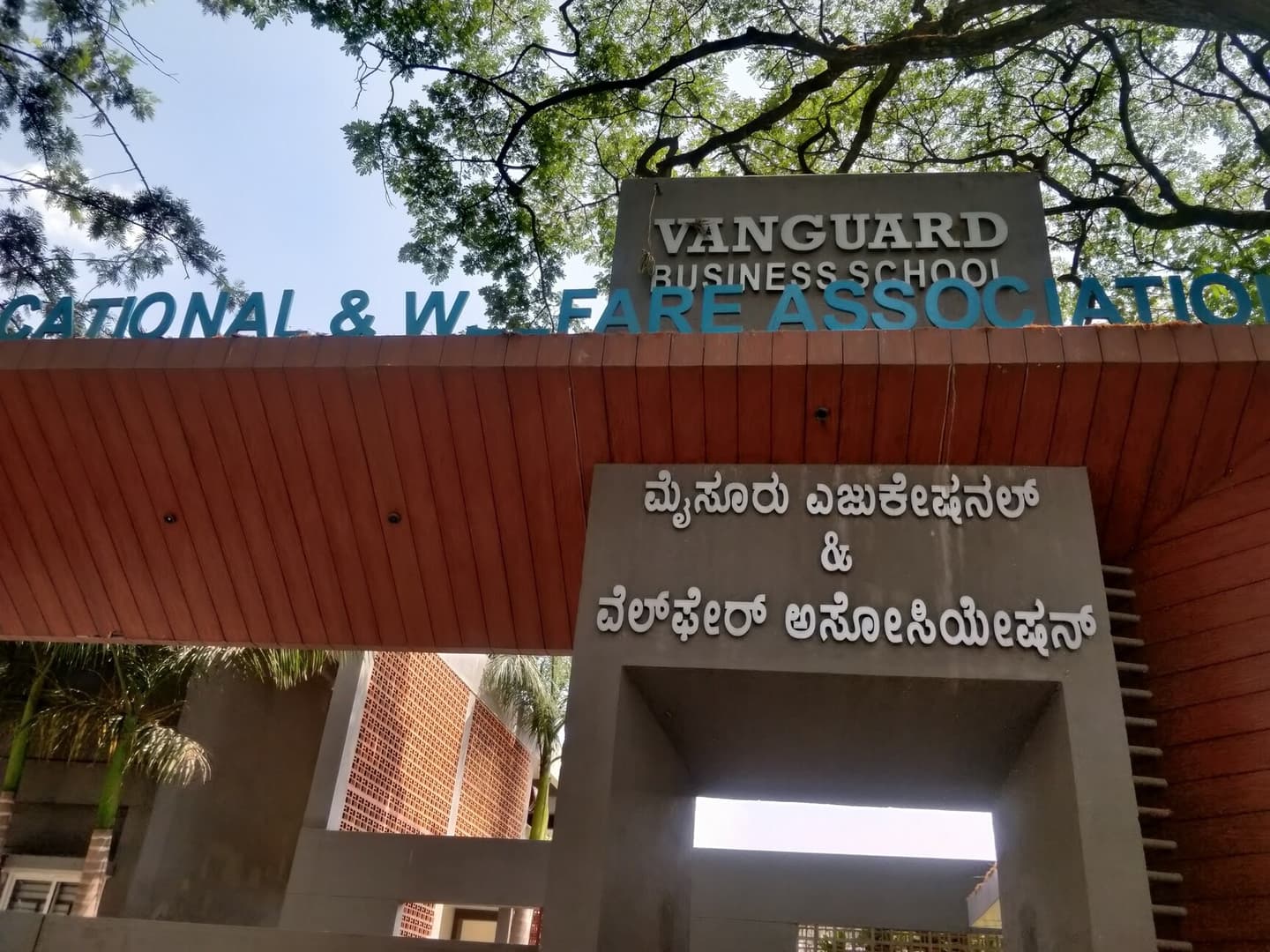 MEWA Vanguard Business School-logo