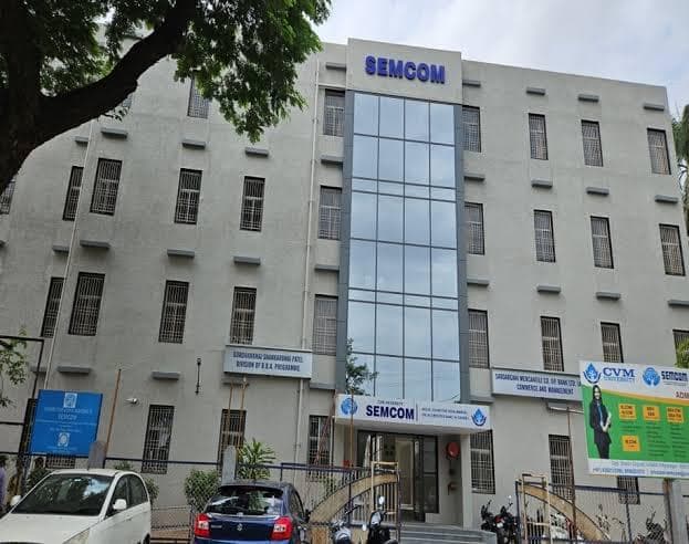 S G M English Medium College of Commerce and Management-image