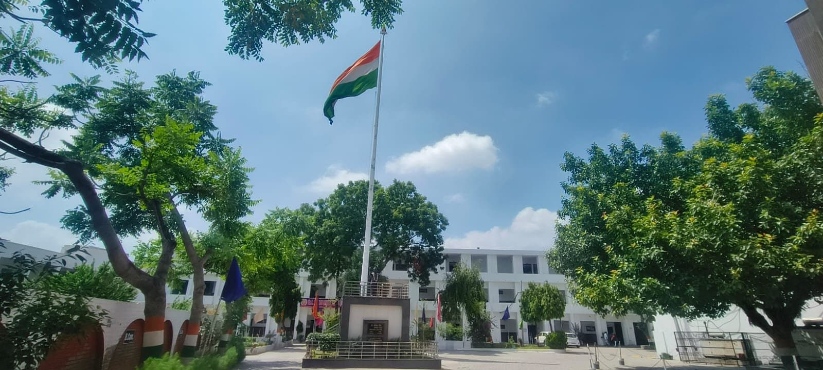 Sh. L.N Hindu College-image